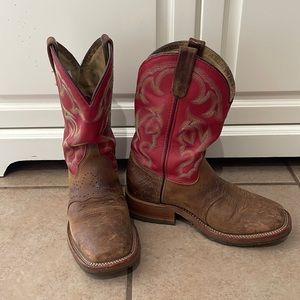 Double H Men’s boots with red detailing.